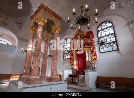 Die letzte erhaltene Synagoge in Mikulov, Tschechien. Sie wurde im barocken Stil erbaut und erhielt den Namen Alte oder obere Synagoge. Stockfoto