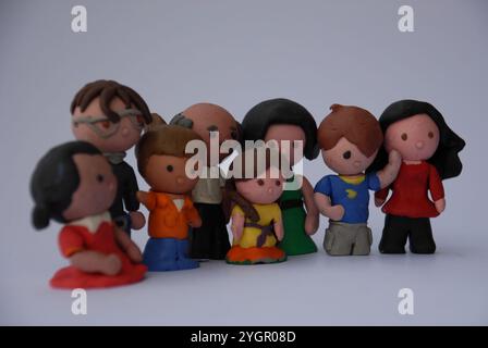 3D-Rendering in stilisiertem Ton einer Gruppe von Menschen unterschiedlichen Alters und Genres. Familienkonzept. Diversitätskonzept. Inklusivitätskonzept. Stockfoto