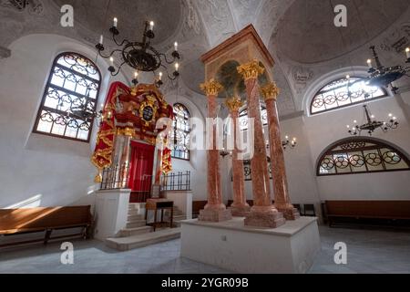 Die letzte erhaltene Synagoge in Mikulov, Tschechien. Sie wurde im barocken Stil erbaut und erhielt den Namen Alte oder obere Synagoge. Stockfoto