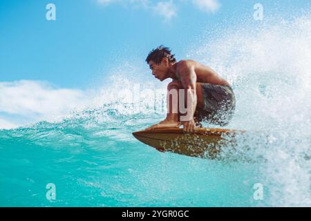 Arthur „Toots“ Anchinges reitet in Queens in Waikiki unter klarem Himmel auf einer Welle Stockfoto