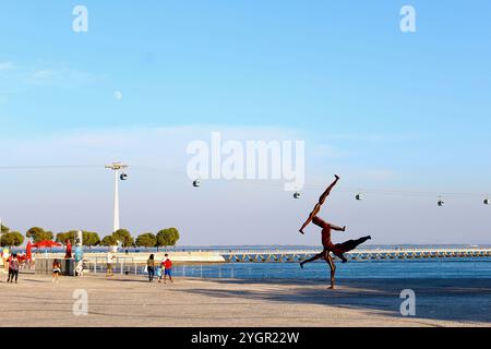 Lissabon, Portugal - 17. August 2016: Skulpturen und Seilbahnen auf dem Tejo im Parque das Nacoes (Park der Nationen) in Lissabon, Portugal Stockfoto