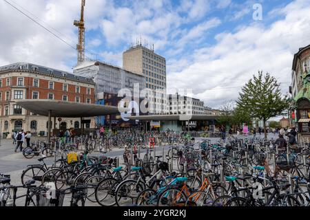 Fahrradparkplatz für Radfahrer, die ihre Fahrräder am verkehrsreichsten Verkehrsknotenpunkt Kopenhagen in Norreport, im Stadtzentrum von Copehnagen, Dänemark, abstellen können Stockfoto