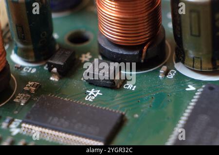 SMD-Diode auf der elektronischen Leiterplatte. Fokussiert auf die Diode. Stockfoto