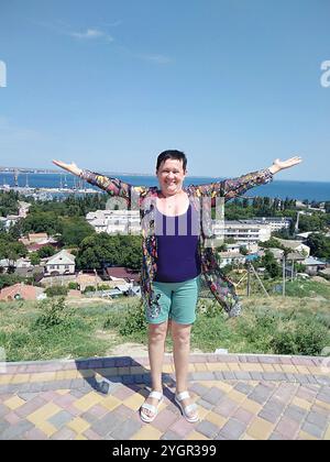 Eine Frau genießt einen malerischen Blick auf Feodosia von oben. Republik Krim Stockfoto