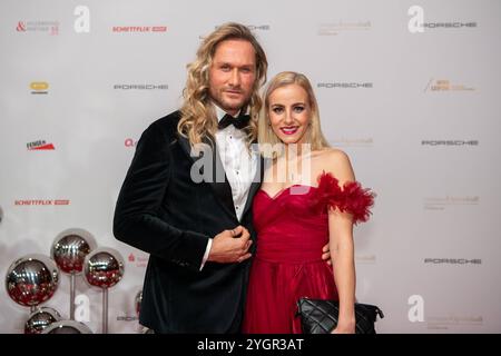 Leipzig – 29. Leipziger Opernball auf dem Augustusplatz 08.11.2024 Leipzig, Augustusplatz Oper Leipzig im Foto: Nico Schwanz, Model, mit Freundin Julia Prokopy am 8. November 2024 findet in der Oper Leipzig der 29. Leipziger Opernball statt. Dazu sind erneut Dutzende nationale und internationale Stars eingeladen. Leipzig Oper Leipzig Sachsen Deutschland *** Leipzig 29 Leipzig Opernball am Augustusplatz 08 11 2024 Leipzig, Augustusplatz Oper Leipzig auf dem Foto Nico Schwanz, Model, mit Freundin Julia Prokopy am 8. November 2024 findet der 29 Leipziger Opernball in der Leipziger Oper O statt Stockfoto