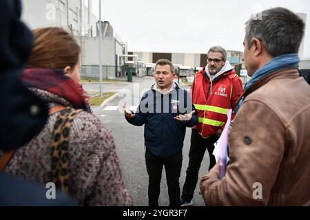 Paris, Frankreich. November 2024. Ein Vertreter des CGT-syndikats spricht während der Besuche des französischen Regierungssprechers Maud Bregeon beim französischen ausgelagerten Pharmaunternehmen Unither Pharmaceuticals am 8. November 2024 in Amiens. Foto: Firas Abdullah/ABACAPRESS. COM Credit: Abaca Press/Alamy Live News Stockfoto