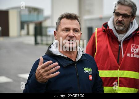 Paris, Frankreich. November 2024. Ein Vertreter des CGT-syndikats spricht während der Besuche des französischen Regierungssprechers Maud Bregeon beim französischen ausgelagerten Pharmaunternehmen Unither Pharmaceuticals am 8. November 2024 in Amiens. Foto: Firas Abdullah/ABACAPRESS. COM Credit: Abaca Press/Alamy Live News Stockfoto