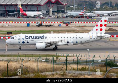 Flughafen Madrid Barajas. Airbus A320 der Fluggesellschaft Brussels Airlines. Stockfoto