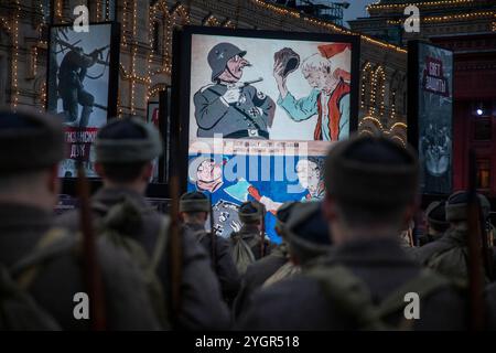 Moskau, Russland. November 2024. Menschen, die Uniformen aus der Zeit des Zweiten Weltkriegs tragen, nehmen an einer Theatervorstellung in einem Freilichtmuseum auf dem Roten Platz Teil, das der Geschichte der Verteidigung Moskaus gewidmet ist. Die Ausstellung feiert den 83. Jahrestag der historischen Parade des Roten Platzes am 7. November 1941, als Truppen der Roten Armee an die Front des Zweiten Weltkriegs aufbrachen, um Moskau vor den Nazi-Truppen zu verteidigen. Quelle: Nikolay Vinokurov/Alamy Live News Stockfoto