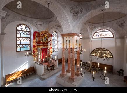 Die letzte erhaltene Synagoge in Mikulov, Tschechien. Sie wurde im barocken Stil erbaut und erhielt den Namen Alte oder obere Synagoge. Stockfoto