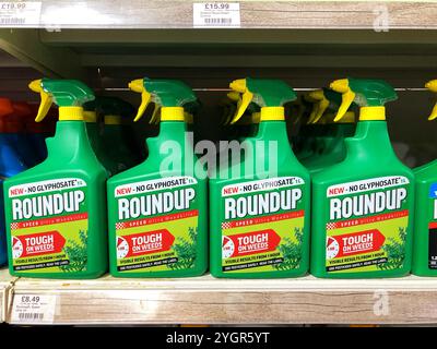 Roundup Unkrautvernichter-Spray zum Verkauf im Baumarkt Stockfoto