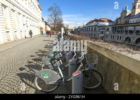 Ljubljana: Bicikelj Leihfahrräder in Petkovskovo nabrezje, in der Nähe des Flusses. Slowenien Stockfoto