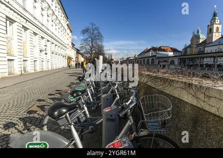 Ljubljana: Bicikelj Leihfahrräder in Petkovskovo nabrezje, in der Nähe des Flusses. Slowenien Stockfoto