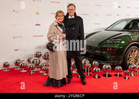 Leipzig – 29. Leipziger Opernball auf dem Augustusplatz 08.11.2024 Leipzig, Augustusplatz Oper Leipzig im Foto: Dr. Matthias Rößler, Ex-Landtagspräsident von Sachsen mit Ehefraz Gerlind Rößler am 8. November 2024 findet in der Oper Leipzig der 29. Leipziger Opernball statt. Dazu sind erneut Dutzende nationale und internationale Stars eingeladen. Leipzig Oper Leipzig Sachsen Deutschland *** Leipzig 29 Leipziger Opernball am Augustusplatz 08 11 2024 Leipzig, Augustusplatz Oper Leipzig auf dem Foto Dr. Matthias Rößler, ehemaliger Präsident des Landtags Sachsen mit seiner Frau Gerlind Rößler Stockfoto