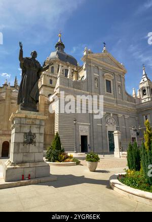 Am Eingang zur Kathedrale von Almudena in Madrid, Spanien Stockfoto