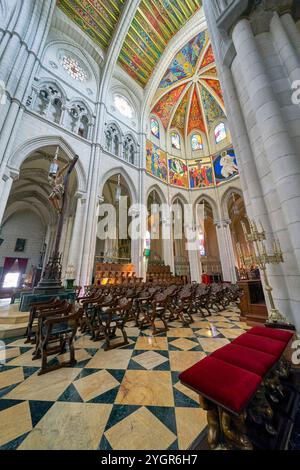 Beeindruckendes Inneres der Kathedrale von Almudena in Madrid, Spanien Stockfoto