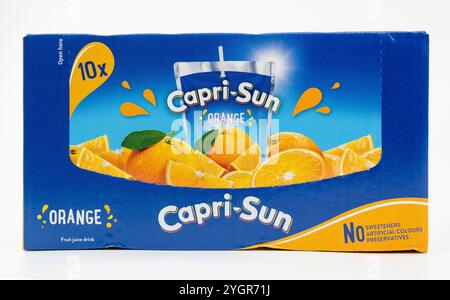 Nova Bana, Slowakei - 8. November 2024 : Capri-Sun Juice Concentrate Drink isoliert auf weißem Hintergrund. Capri SUN Orange Obstgetränk ist kostenlos von AR Stockfoto