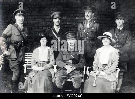 Britische Stabsoffiziere, darunter ein Assistant Provost Marshal und ein Receipiant des Militärkreuzes während des Ersten Weltkriegs. Stockfoto