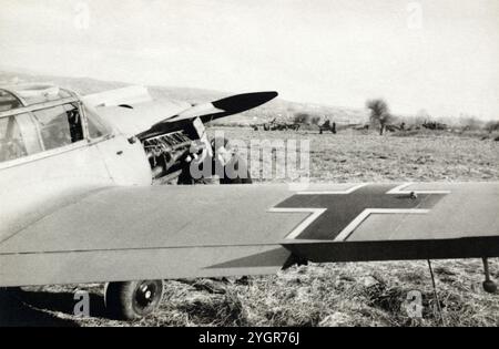 Eine Luftwaffe Messerschmitt Bf 108 Taifun-Trainerflugzeug wurde während der Zeit des Dritten Reichs von der Bodenbesatzung bedient. Stockfoto