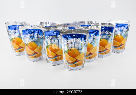 Nova Bana, Slowakei - 8. November 2024 : Capri-Sun Juice Concentrate Drink isoliert auf weißem Hintergrund. Capri SUN Orange Obstgetränk ist kostenlos von AR Stockfoto