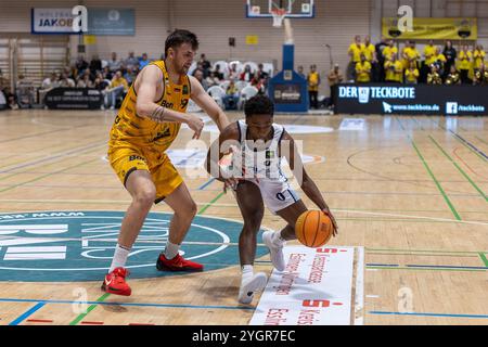 Aitor Julen Pickett Lazo (Bozic Estriche Knights Kirchheim, #99) Elijah Jahi Miller (Eisbaeren Bremerhaven, #00) GER, Bozic Estriche Knights Kirchheim vs. Eisbaeren Bremerhaven, BARMER 2. Basketball-Bundesliga, 8. Spieltag, Saison 2024/2025, 08.11.2024, Foto: Eibner-Pressefoto/Nina Sander Stockfoto