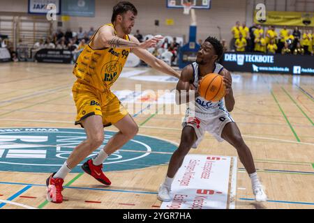 Aitor Julen Pickett Lazo (Bozic Estriche Knights Kirchheim, #99) Elijah Jahi Miller (Eisbaeren Bremerhaven, #00) GER, Bozic Estriche Knights Kirchheim vs. Eisbaeren Bremerhaven, BARMER 2. Basketball-Bundesliga, 8. Spieltag, Saison 2024/2025, 08.11.2024, Foto: Eibner-Pressefoto/Nina Sander Stockfoto