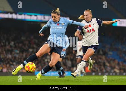 Alanna Kennedy (links) von Manchester City und Molly Bartrip von Tottenham Hotspur kämpfen um den Ball während des Spiels der Barclays Women's Super League im Etihad Stadium. Bilddatum: Freitag, 8. November 2024. Stockfoto