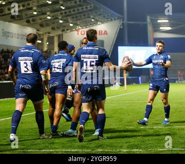 November 2024; Salford Community Stadium, Salford, Lancashire, England; Rugby Cup, Sale Sharks versus Caldy; Obi ene (14) von Sale Sharks wird von seinen Teamkollegen gratuliert, nachdem er die Eröffnungsrunde erzielt hat. versuchen Sie, nach 5 Minuten 5-0 Punkte zu erzielen. Credit: Action Plus Sports Images/Alamy Live News Stockfoto