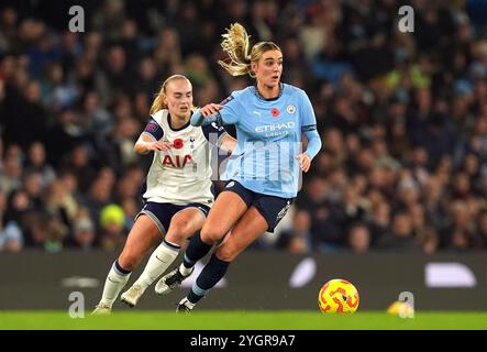 Tottenham Hotspur's Molly Bartrip] (links) und Jill Roord aus Manchester City kämpfen um den Ball während des Barclays Women's Super League-Spiels im Etihad Stadium. Bilddatum: Freitag, 8. November 2024. Stockfoto