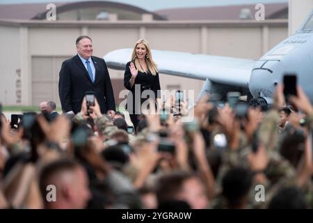 Pyeongtaek, Südkorea. 30. Juni 2019. U. US-Außenminister Mike Pompeo, links, und erste Tochter Ivanka Trump treffen ein, um Präsident Donald J. Trump während eines Besuchs mit Mitgliedern des Militärdienstes auf dem Luftwaffenstützpunkt Osan 30, Pyeongtaek, Provinz Gyeonggi, zu begleiten 2019. Südkorea. Quelle: Shealah Craighead/White House Photo/Alamy Live News Stockfoto