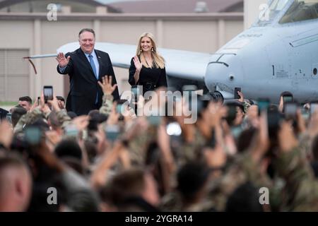 Pyeongtaek, Südkorea. 30. Juni 2019. U. US-Außenminister Mike Pompeo, links, und erste Tochter Ivanka Trump treffen ein, um Präsident Donald J. Trump während eines Besuchs mit Mitgliedern des Militärdienstes auf dem Luftwaffenstützpunkt Osan 30, Pyeongtaek, Provinz Gyeonggi, zu begleiten 2019. Südkorea. Quelle: Shealah Craighead/White House Photo/Alamy Live News Stockfoto