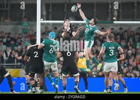 Der Neuseeländer Jordie Barrett (Mitte links) und der irische Hugo Keenan kämpfen um den Ball während des internationalen Spiels im Herbst im Aviva Stadium in Dublin. Bilddatum: Freitag, 8. November 2024. Stockfoto