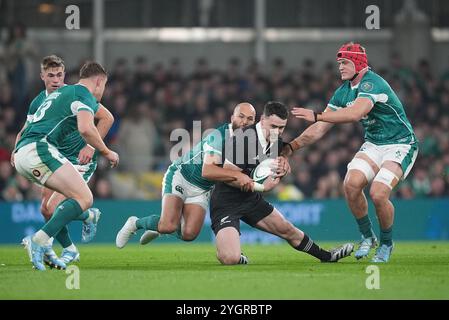 Der neuseeländische will Jordan (Mitte rechts) wird im Herbst im Aviva Stadium in Dublin vom irischen Jamison Gibson-Park (Mitte links) angegriffen. Bilddatum: Freitag, 8. November 2024. Stockfoto