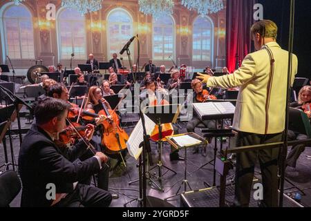 Leipzig – 29. Leipziger Opernball auf dem Augustusplatz 08.11.2024 Leipzig, Augustusplatz Oper Leipzig im Foto: Gewandhausorchester Leipzig am 8. November 2024 findet in der Oper Leipzig der 29. Leipziger Opernball statt. Dazu sind erneut Dutzende nationale und internationale Stars eingeladen. Leipzig Oper Leipzig Sachsen Deutschland *** Leipzig 29 Leipziger Opernball am Augustusplatz 08 11 2024 Leipzig, Augustusplatz Oper Leipzig auf dem Foto Gewandhausorchester Leipzig am 8. November 2024 findet der 29 Leipziger Opernball wieder an der Leipziger Oper statt, Dutzende nationaler und internationaler Stockfoto