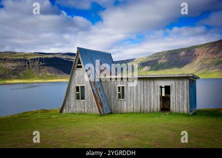 Dreieckige verlassene Scheune in den Westfjorden Islands Stockfoto
