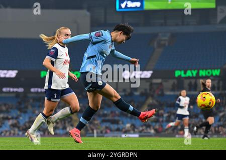 Manchester, Großbritannien. November 2024. Aoba Fujino aus Manchester City überquert den Ball beim Barclays Women's Super League Match Manchester City Women vs Tottenham Hotspur's Women am 8. November 2024 in Manchester, Großbritannien (Foto: Cody Froggatt/News Images) 2024. (Foto: Cody Froggatt/News Images/SIPA USA) Credit: SIPA USA/Alamy Live News Stockfoto