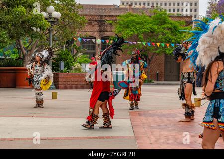 Los Angeles, CA, USA-24. Mai 2024: Ureinwohner oder Ureinwohner führen Traditionstanz während der Feier des Kulturerbes auf. Stockfoto