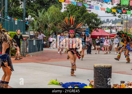 Los Angeles, CA, USA-24. Mai 2024: Ureinwohner oder Ureinwohner führen Traditionstanz während der Feier des Kulturerbes auf. Stockfoto