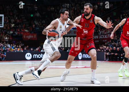 (L-R) Alberto Abalde #6 von Real Madrid tritt um den Ball gegen Nikola Mirotic #33 von EA7 Emporio Armani Milan während der regulären Saison der Turkish Airlines EuroLeague 2024/25 in Runde 8 zwischen EA7 Emporio Armani Milan und Real Madrid im Unipol Forum an. Endresultate EA7 Mailand 85 | 76 Real Madrid. Stockfoto