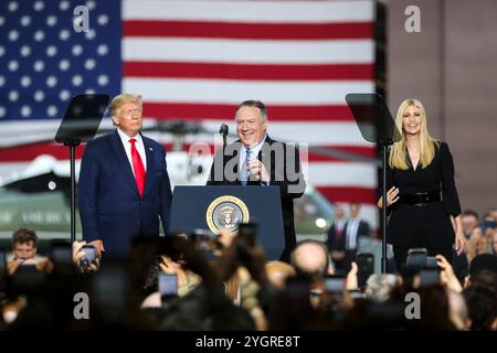 Pyeongtaek, Südkorea. 30. Juni 2019. U. US-Außenminister Mike Pompeo, Zentrum, stellt Präsident Donald J. Trump, links, wie Ivanka Trump, rechts, während eines Besuchs mit Mitgliedern des Militärdienstes auf der Osan Air Base, 30. Juni 2019, Pyeongtaek, Provinz Gyeonggi, zu. Südkorea. Gutschrift: SSgt. Cody Harding/US Army Photo/Alamy Live News Stockfoto