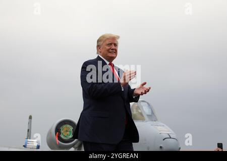 Pyeongtaek, Südkorea. 30. Juni 2019. U. US-Präsident Donald J. Trump applaudiert, als er die Bühne betritt, um während eines Besuchs auf dem Luftwaffenstützpunkt Osan, am 30. Juni 2019, Pyeongtaek, Provinz Gyeonggi, Bemerkungen zu den Mitgliedern des Militärdienstes zu halten. Südkorea. Quelle: PFC. Jillian Hix/US Army Photo/Alamy Live News Stockfoto