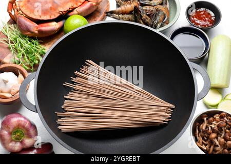 Verschiedene Zutaten für Wok auf weißem Tisch Stockfoto