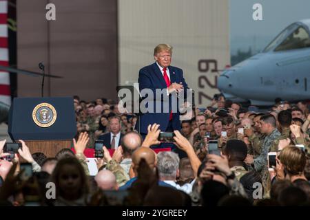 Pyeongtaek, Südkorea. 30. Juni 2019. U. US-Präsident Donald J. Trump hält während eines Besuchs auf dem Luftwaffenstützpunkt Osan am 30. Juni 2019 in Pyeongtaek, Provinz Gyeonggi, Bemerkungen an Mitglieder des Militärdienstes ab. Südkorea. Foto: MC2 William Carlisle/US Navy Photo/Alamy Live News Stockfoto