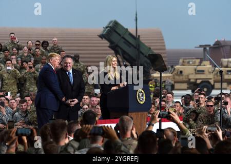 Pyeongtaek, Südkorea. 30. Juni 2019. U. US-Präsident Donald J. Trump, links, und Außenminister Mike Pompeo, Zentrum, hören zu, wie die erste Tochter Ivanka Trump während eines Besuchs mit Mitgliedern des Militärdienstes auf dem Luftwaffenstützpunkt Osan, 30. Juni 2019, Pyeongtaek, Provinz Gyeonggi, kurze Bemerkungen hält. Südkorea. Gutschrift: SSgt. Sergio Gamboa/US Army Photo/Alamy Live News Stockfoto