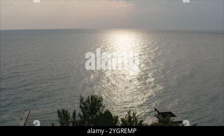 Blaues Meer. Schöner Sonnenaufgang am Schwarzen Meer - Rumänien Stockfoto