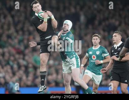 Der neuseeländische will Jordan (links) und der irische Mack Hansen (Mitte) kämpfen um den Ball beim internationalen Spiel im Herbst im Aviva Stadium in Dublin. Bilddatum: Freitag, 8. November 2024. Stockfoto