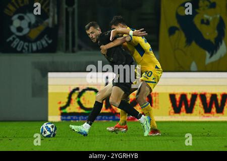 Jeremy Le Douaron (Palermo F.C.) im Kampf gegen Ilario Monterisi (Frosinone Calcio) beim Spiel der italienischen Serie BKT zwischen Frosinone Calcio und Palermo F.C. am 8. November 2024 im Benito Stirpe Stadion in Frosinone, Italien Stockfoto