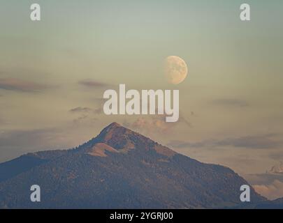 Der Vollmond steigt hinter dem Mount Le Mole auf Stockfoto