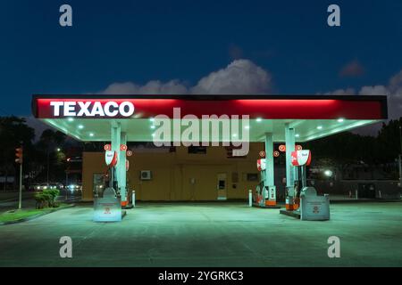 Honolulu, HI, USA-29. Oktober 2023: Texaco-Tankstelle bei Nacht mit grünem Licht. Stockfoto