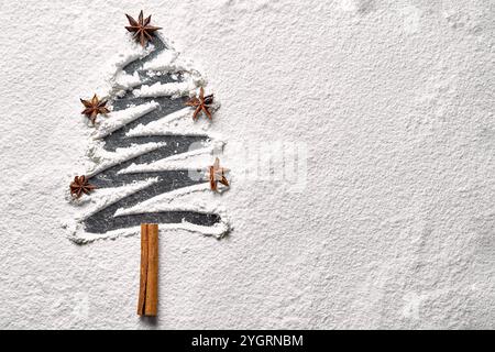 Bayern, Deutschland - 8. November 2024: Ein Weihnachtsbaum aus Mehl und Anissternen, verziert mit einem Zimtstab. Weihnachtshintergrund mit Freitext *** ein Tannenbaum zu Weihnachten aus Mehl und Anissternen, dekoriert mit Zimtstange. Weihnachts-Hintergrund mit Textfreiraum Stockfoto